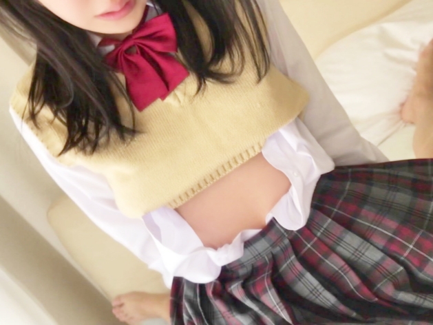【制服美少女の着衣セックス】『ダメ…制服が汚れちゃう…』清楚な美少女が制服姿でエッチな挑戦！キュートな喘ぎ声と感じる姿に、腰振りピストンが止まらない！清楚な見た目とのギャップが最高！！♡