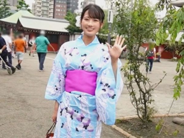 【夏祭りNTR】テニサーJDの清楚系ビッチが浴衣姿で親友の彼氏を誘惑！『ダメだよ…』と言いつつも、生チンポを味見しちゃう♪ 彼氏の目の届かないところで、浴衣を乱しながらハメまくる裏切りSEX！