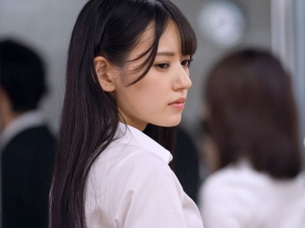 【危険な社内不倫】スレンダー美人後輩が既婚先輩を誘惑！「奥さんより気持ちいい？」と挑発しながら、会社のデスクで禁断のセックス♥ 細身のボディと大胆な言動で先輩を翻弄し、奥さんにはできないエロテクで心も身体も奪っちゃう！