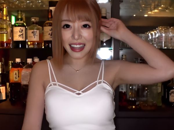 【スポーツバー店員の裏バイト】『気持ちいい…』元気いっぱいのギャル店員が、裏オプでフェラチオサービス！ジュルジュル音を立てながらチンポをしゃぶり、そのまま騎乗位で激しく腰振り絶頂！！♡