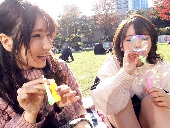 【JD2人組ナンパ成功】『えっ、ここで?』芝生で遊ぶ無邪気な女子大生2人をゲット!正常位生ハメに笑顔で感じちゃうドスケベJDの淫乱ぶりが止まらない!♥