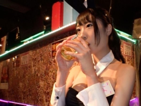 【ガールズバー嬢の裏バイト】『もう…お酒のせいにしちゃお♡』網タイツの巨乳バニーちゃんがシャンパンでほろ酔い気分！童顔なのに大胆にホテルでエッチな本性見せちゃう！！