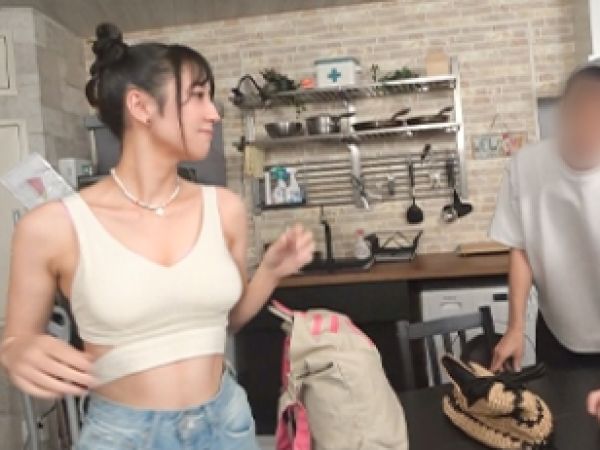 【NTR企画】彼氏の目の前でまさかの浮気！？スレンダー美女が他人棒に夢中♥「ダメ…彼氏がいるのに…」と抵抗するも、快感に負けて感じまくり！彼氏はただ見てるだけ…この状況に興奮必至！